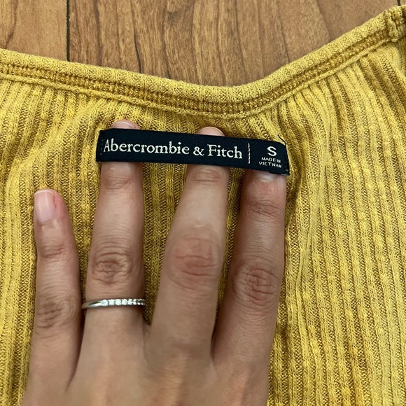 Abercrombie & Fitch Small Ribbed Knit Tie Front Short Sleeve Cropped T-Shirt - Picture 3 of 6